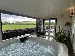 Cottage with hot tub, BBQ & garden - Image 2