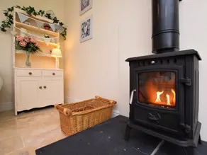Fully equipped cottage with garden & barbeque - Image 4