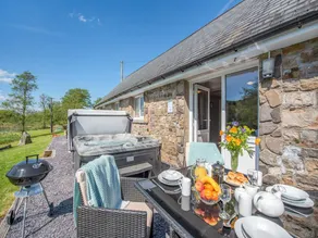 Family-friendly beautiful cottage with barbeque, hot tub & garden - Image 2