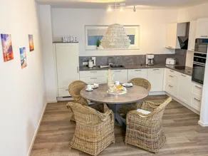 Meerglück – Ankommen. Durchatmen. Wohlfühlen.
Private Sauna, Terrasse mit Blick ins Grüne und ebenerdiger Komfort auf 70m²– Meerglück macht sofort Lust auf Meer. - Image 3