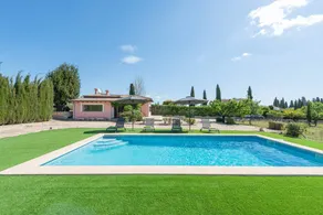 Child-friendly villa with barbecue, private pool & terrace - Image 2