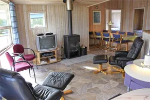 Family-friendly house with terrace, hot tub & barbeque - Image 3