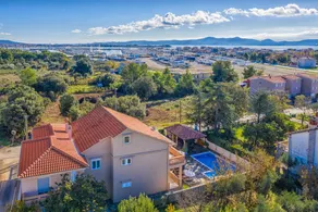 House with barbeque, garden & private pool - Image 4