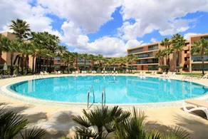 Appartement de vacances adapté aux familles avec piscine - Image 2