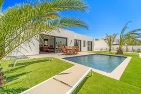 Großzügige Villa mit Terrasse, Grill und privatem Pool - Image 4