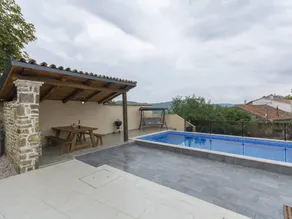 Villa with pool - Image 3