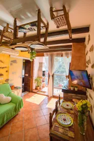 Das Upside Down House mit Whirlpool-Badewanne - Image 5