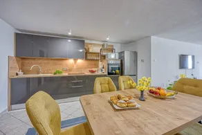 Fully equipped house with terrace, garden & private pool - Image 2