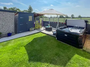 Cottage with garden & jacuzzi | River view - Image 2