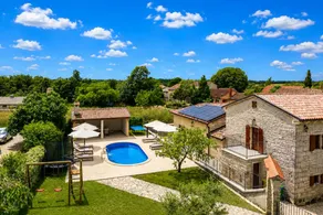 Villa with barbeque, terrace & pool - Image 2