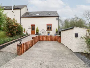 Cottage with hot tub & garden - Image 2
