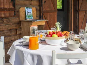 Chalet with heated pool & terrace - Image 4