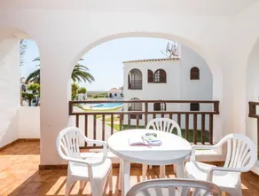 Appart'hôtel avec terrasse, piscine et jardin | Vue jardin - Image 5