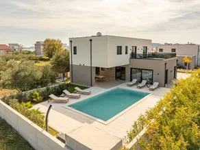 Villa with terrace, BBQ & pool - Image 2