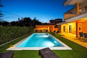 Villa with barbecue, private pool & hot tub - Image 2