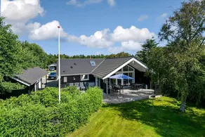 Child-friendly spacious holiday home with terrace, sauna & jacuzzi - Image 2