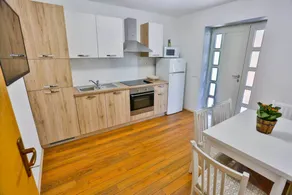 Holiday apartment with garden, terrace & barbecue - Image 2