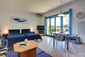 Flat with garden & terrace | Sea view - Image 2