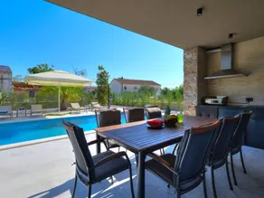 Fully equipped nice holiday home with garden, terrace & private pool - Image 5