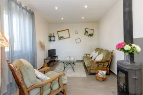 Holiday home with garden & barbecue | Garden view - Image 2