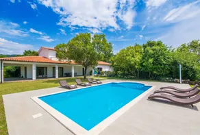 Children-friendly spacious letting with BBQ, garden & pool | Pool view | Pets are welcome - Image 3