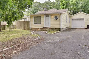 Pet Friendly Long Island Guest House Walk to Bay - Image 2