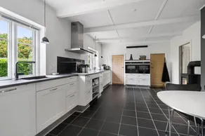 Child-friendly house with BBQ & terrace - Image 3