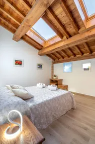 Agriturismo Ai Dossi: Camera matrimoniale con finestre velux vista cielo e bagno privato. - Image 3