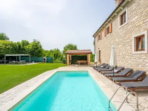 Villa with barbecue, garden & pool - Image 2