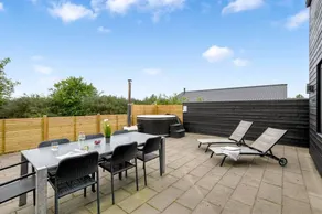 Holiday home with jacuzzi, sauna & terrace - Image 4