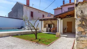 Holiday home with pool, BBQ & garden - Image 3