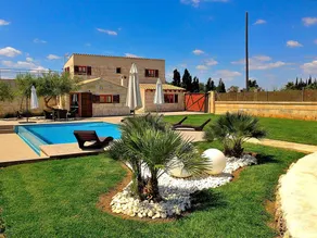 Holiday home with garden, private pool & barbeque - Image 2