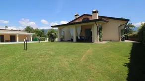 Maison avec jacuzzi, jardin et terrasse - Image 4
