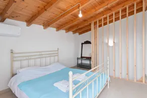 Neratziona Garden House: Peaceful Retreat, 4-Min Walk to Beach - Image 4