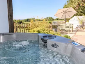 Cottage with barbeque, hot tub & garden - Image 2