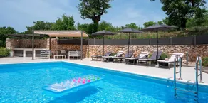 Family-oriented ample villa with BBQ & heated pool - Image 3