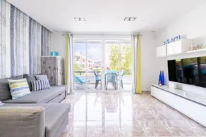Appartement avec jardin, terrasse et piscine | Vue jardin - Image 4