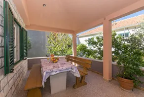 Holiday home with garden & barbeque | Garden view - Image 3