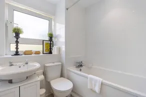 GuestReady - Charming London Flat with Balcony - Image 5
