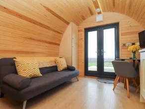 Cottage with jacuzzi & garden - Image 5