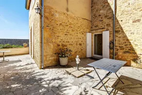 Apartment with terrace - Image 2