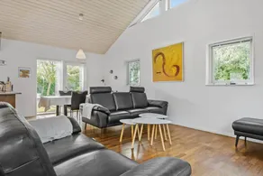 Holiday home with barbeque & terrace - Image 4