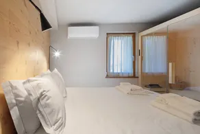 Room 1 - Lola: Mountain Retreat with Private Sauna and Wooden Interiors - Image 4