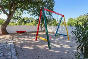 Child-friendly house with BBQ, private pool & garden - Image 5