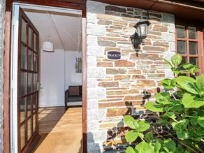 Cottage adapté aux familles avec piscine et jardin - Image 3