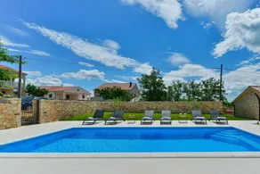 Villa with terrace - Image 5