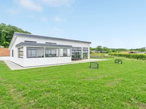Child-friendly charming holiday home with garden, sauna & hot tub | Sea view | Next to the beach - Image 4