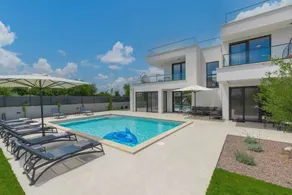 Children-friendly villa | Water view - Image 4
