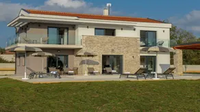 Villa with garden & terrace - Image 2