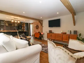 Family-oriented cottage with BBQ & garden - Image 4